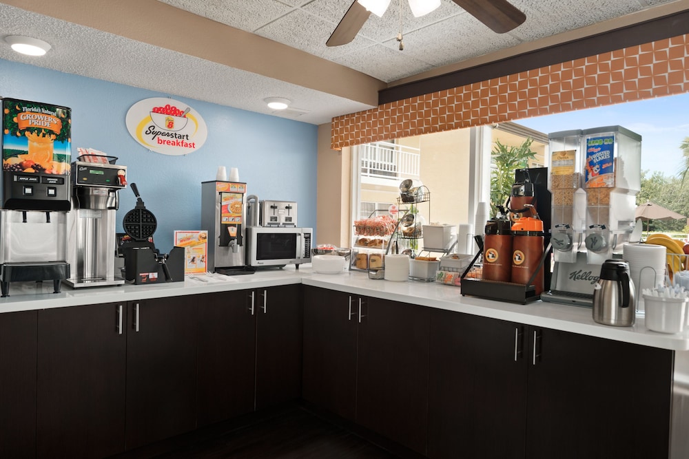 Super 8 by Wyndham Ellenton Bradenton Area 22/29