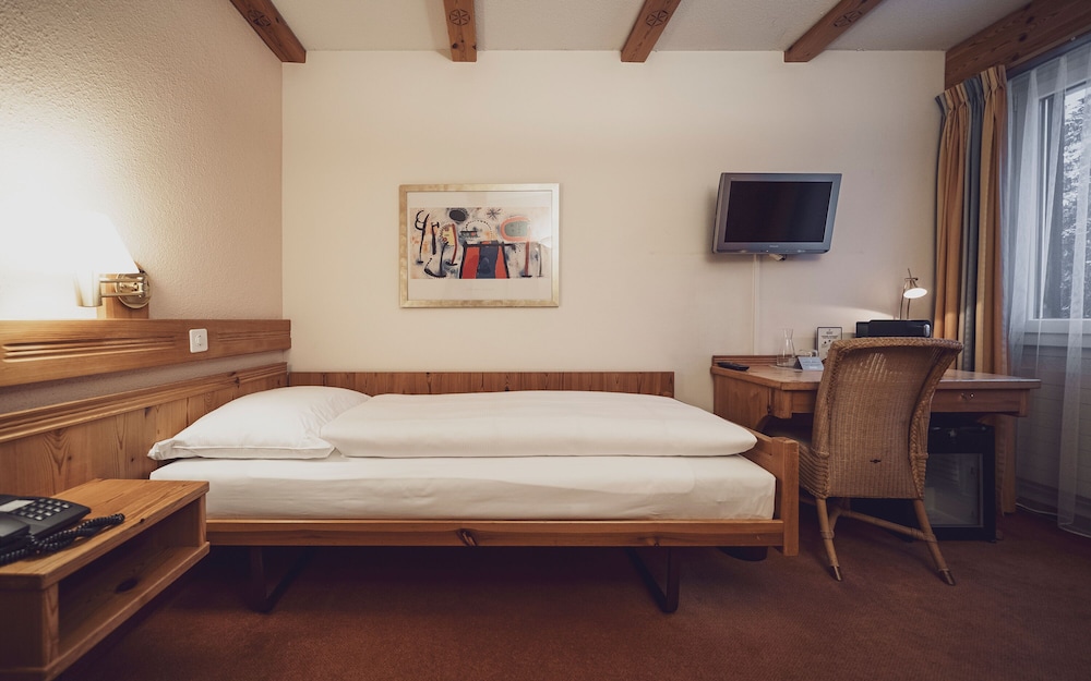 Mountain Plaza Hotel 11/43
