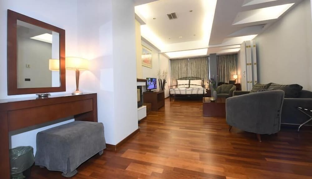 Ephira Hotel 6/56