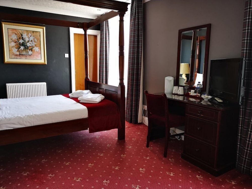 Caledonian Hotel 13/34