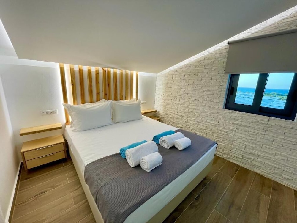 Aelia Suites 23/63