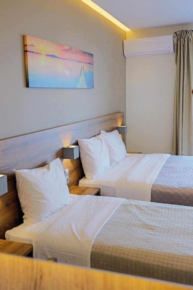 Sunset Hotel 23/69