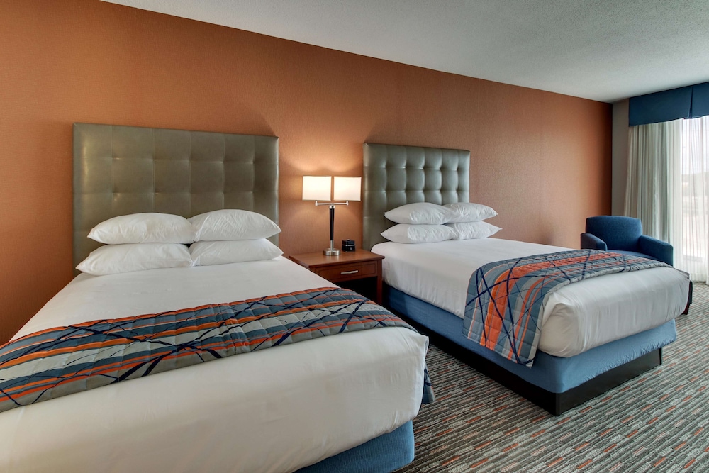 غرفة كبيرة بسريرين كوين، Drury Inn & Suites Knoxville West 3/6
