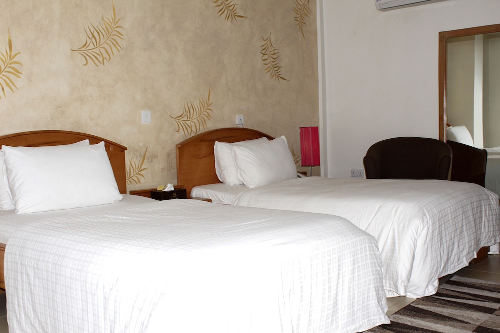 Airport West Hotel 15/75