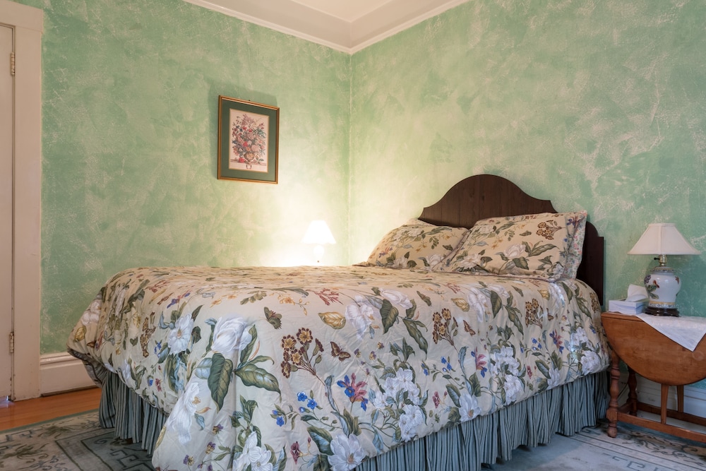 Secret Garden Inn 24/73