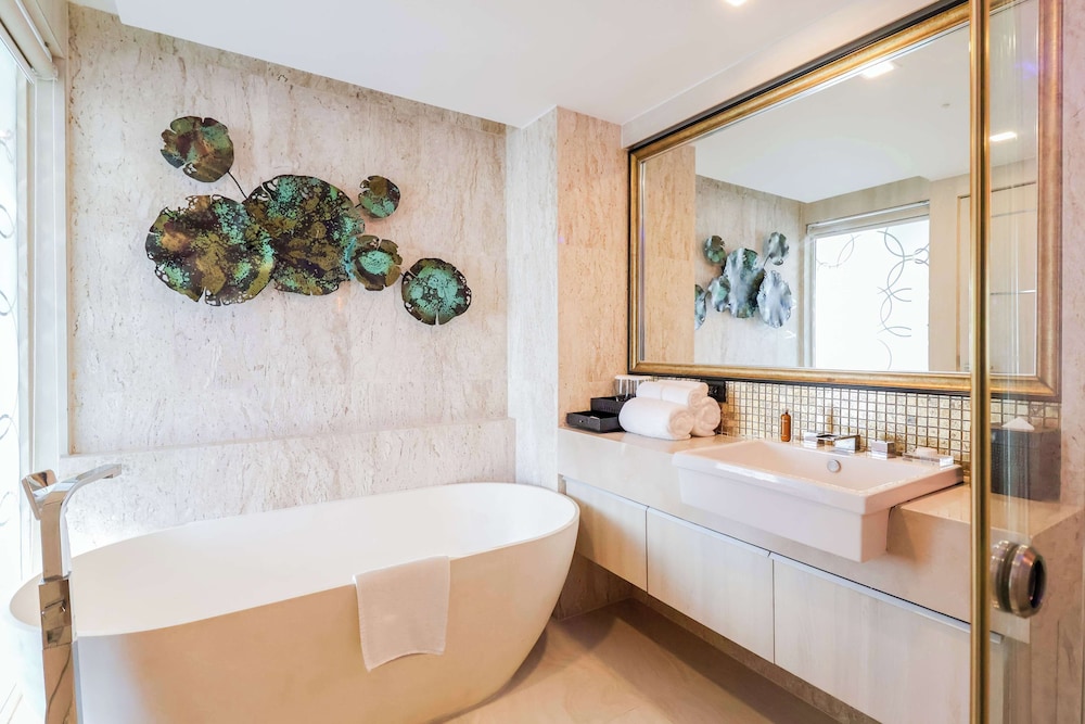 JUNIOR SUITE, KING BED, CITY VIEW, LIVING AREA, BALCONY