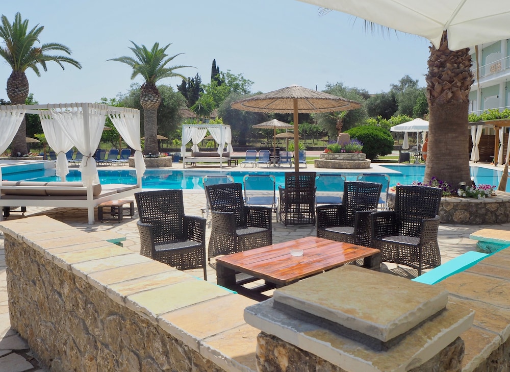 Paloma Blanca Hotel 50/55