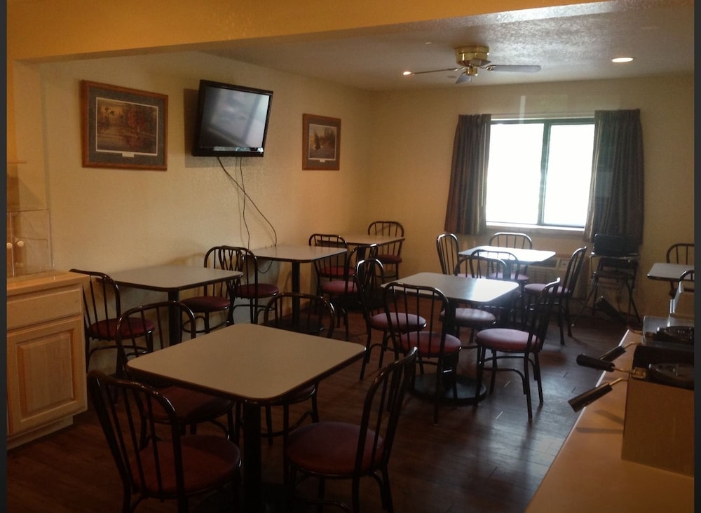 Super 8 By Wyndham Bridgeview Of Mackinaw City 23/27