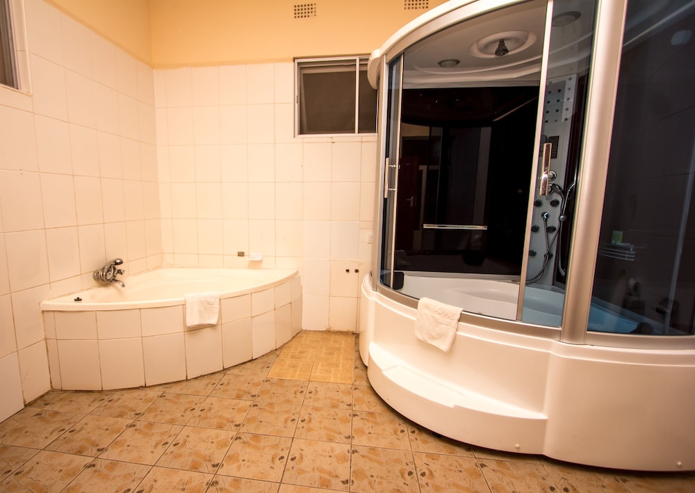 Mika Hotel 45/46