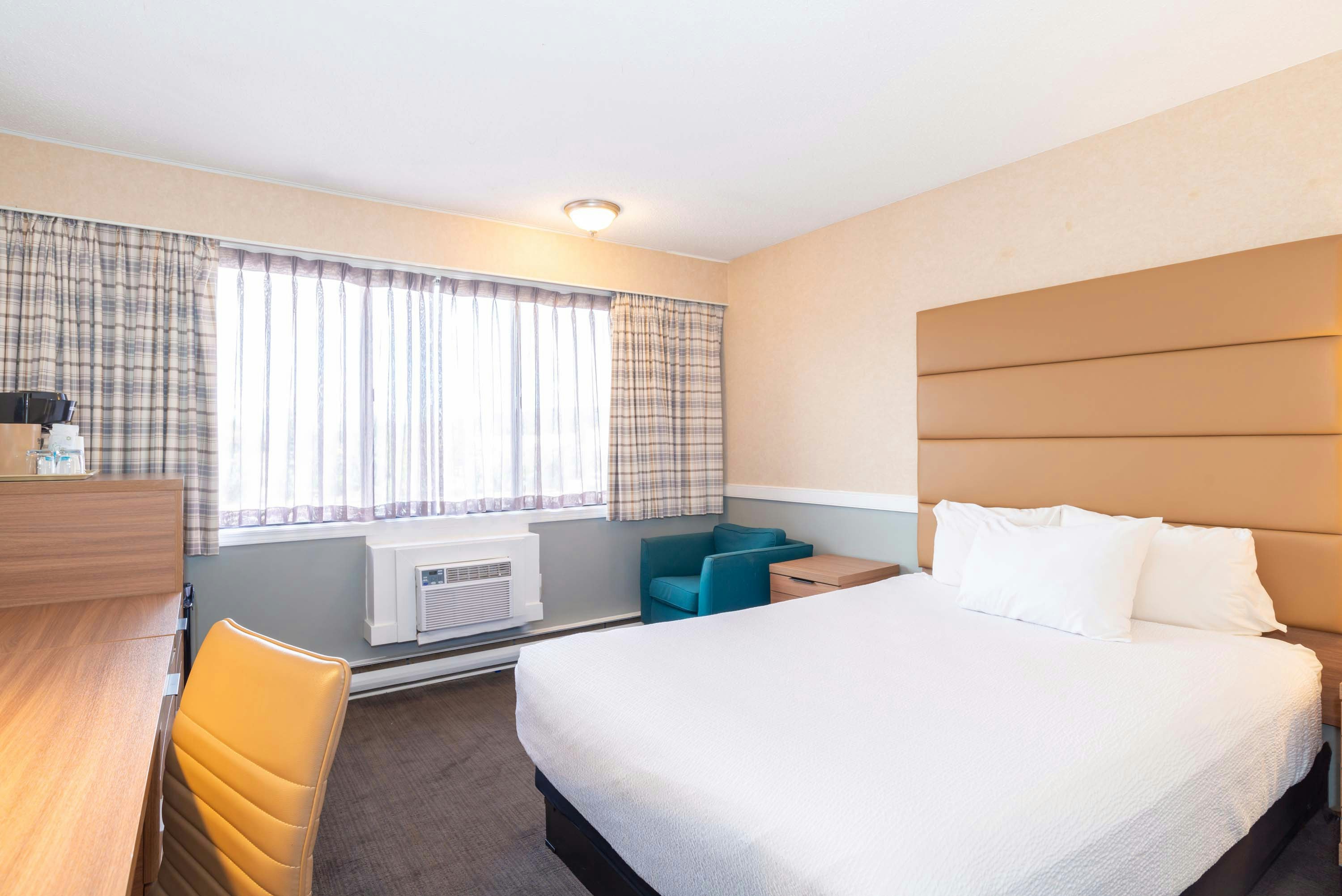Standard, King Bed, Kitchen