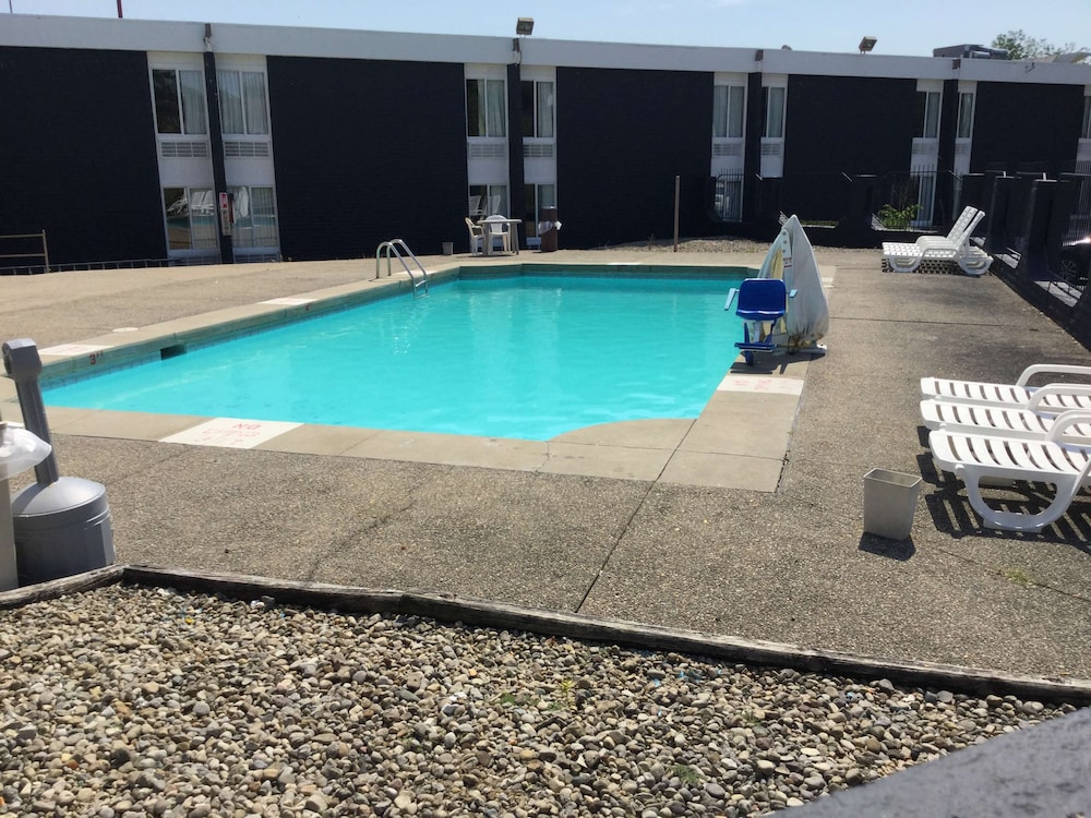 Days Inn & Suites By Wyndham Cincinnati North 32/32