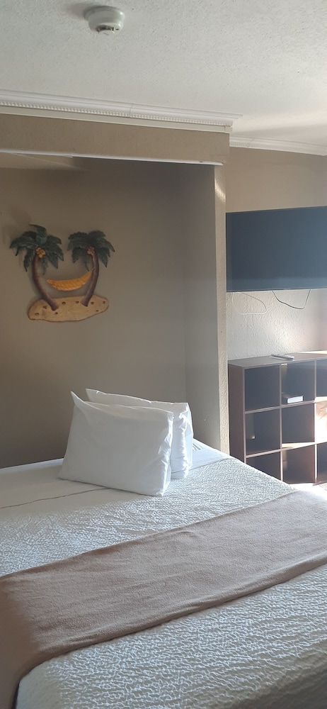 STUDIO, QUEEN BED, CITY VIEW, KITCHEN