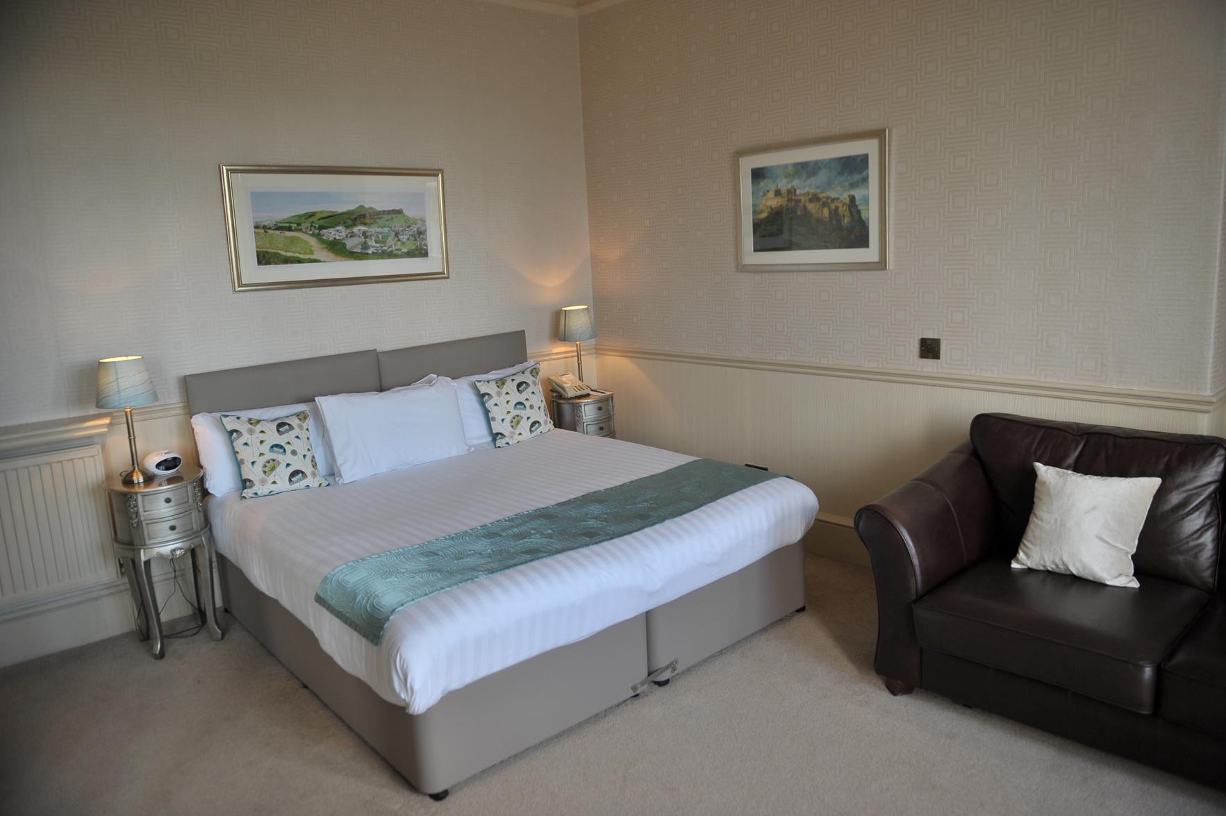 غرفة بسرير مزدوج مع أريكة، Braid Hills Hotel 2/2