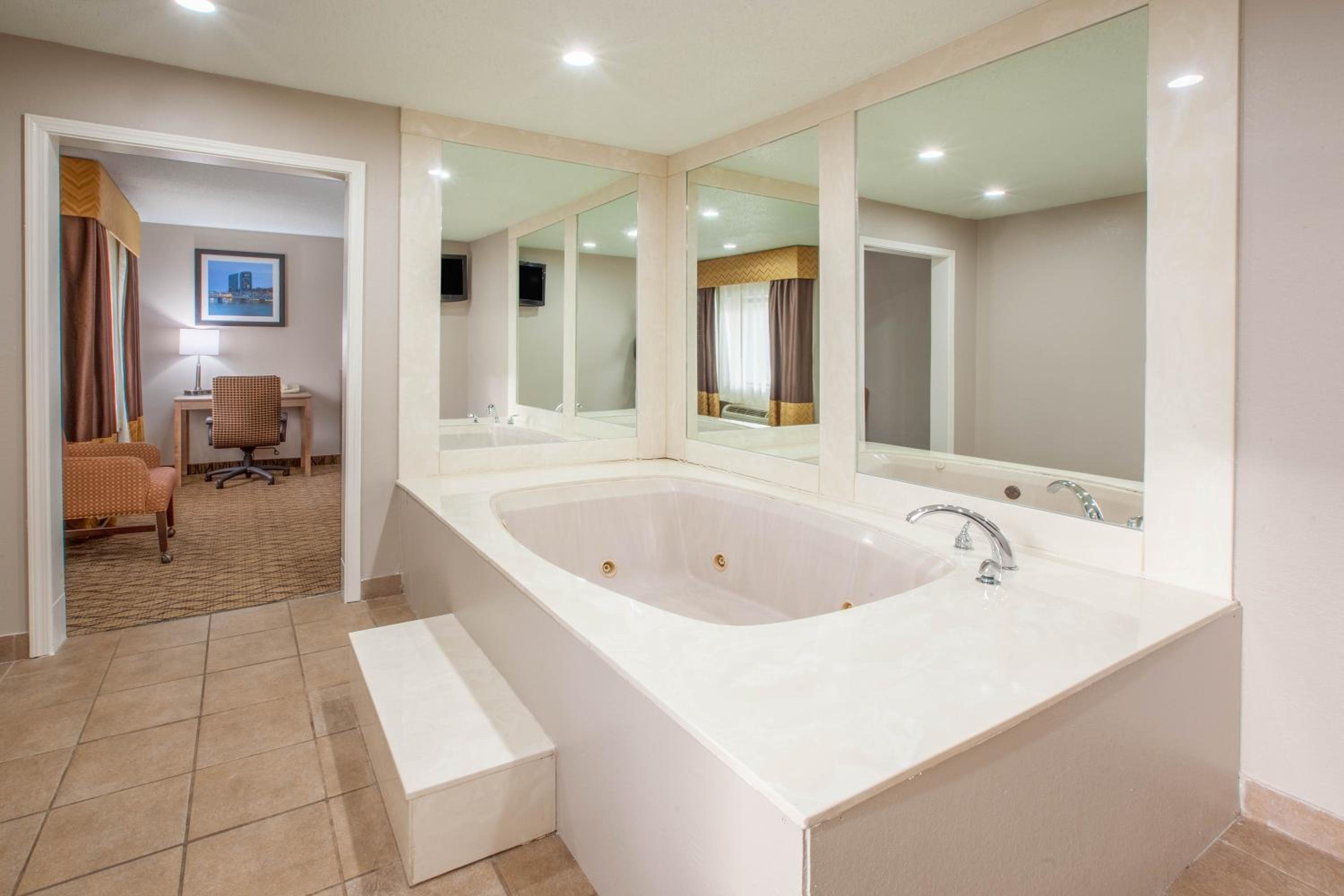 جناح ديلوكس بسرير كوين، Baymont By Wyndham Grand Rapids Southeast 2/4
