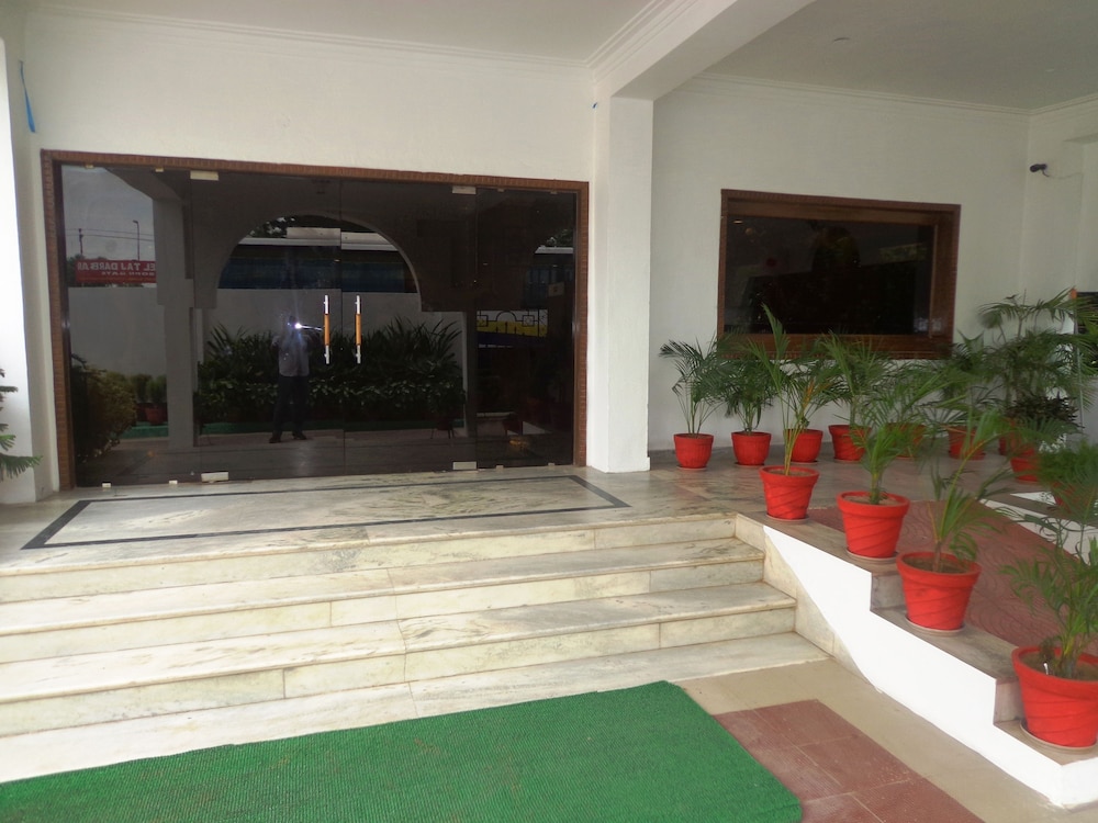 Hotel Taj Darbar 41/45