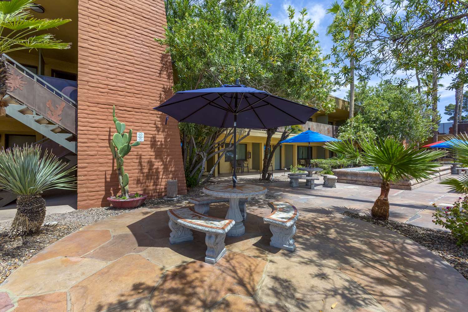 Royal Sun Inn & Suites 25/25