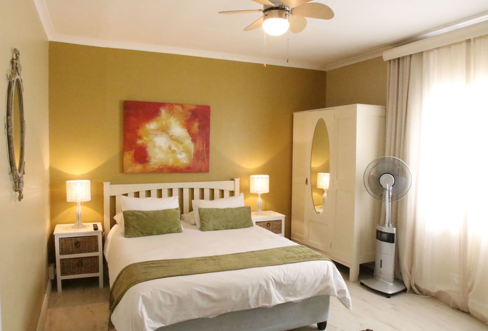 Dolphin Inn Guest House 25/74