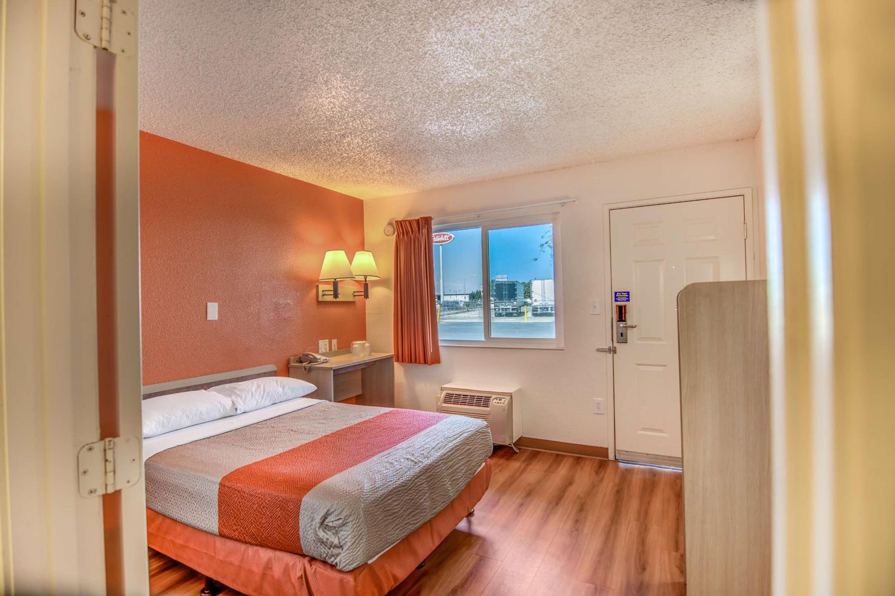غرفة بسرير كوين، Motel6 Stockton, CA - Charter Way West 4/8