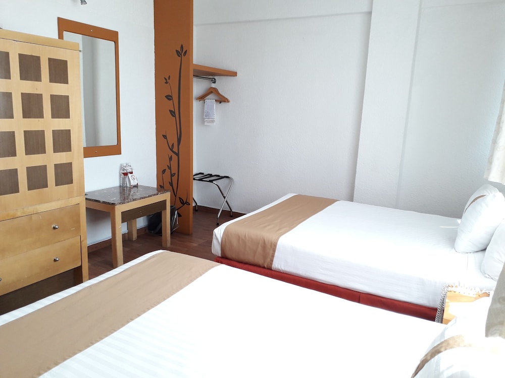 Hotel Napoles 6/40