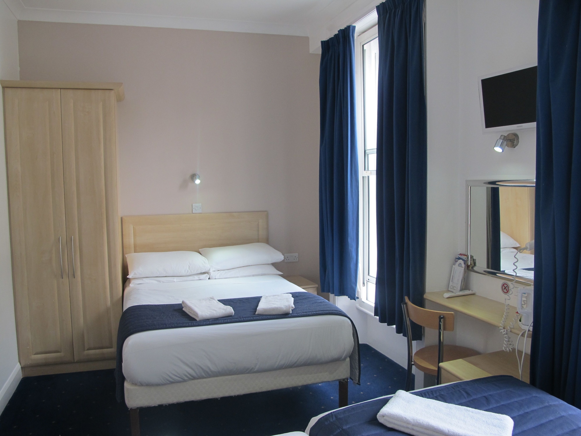 ROOM, TRIPLE, WITH EXTRA BED