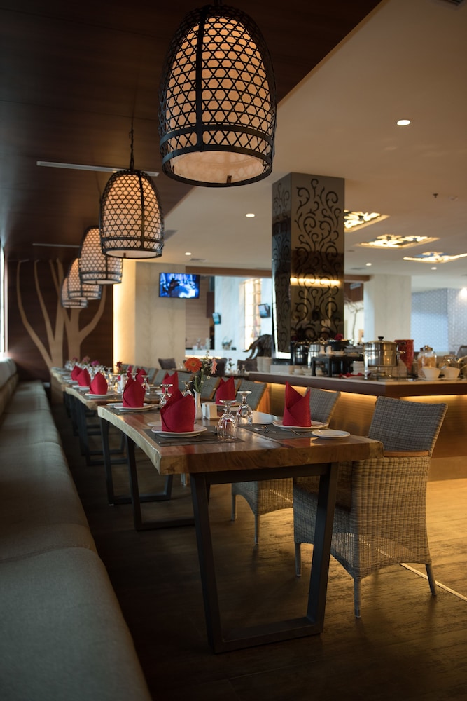 Crown Vista Hotel 40/50