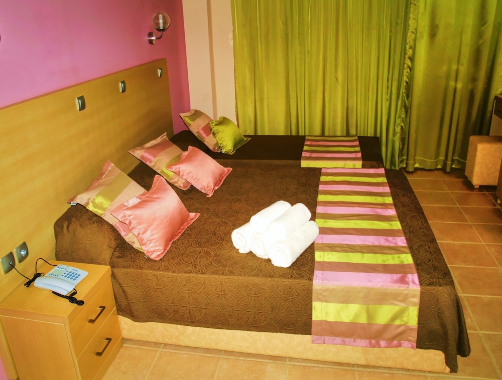 Maranton Beach Hotel 24/55