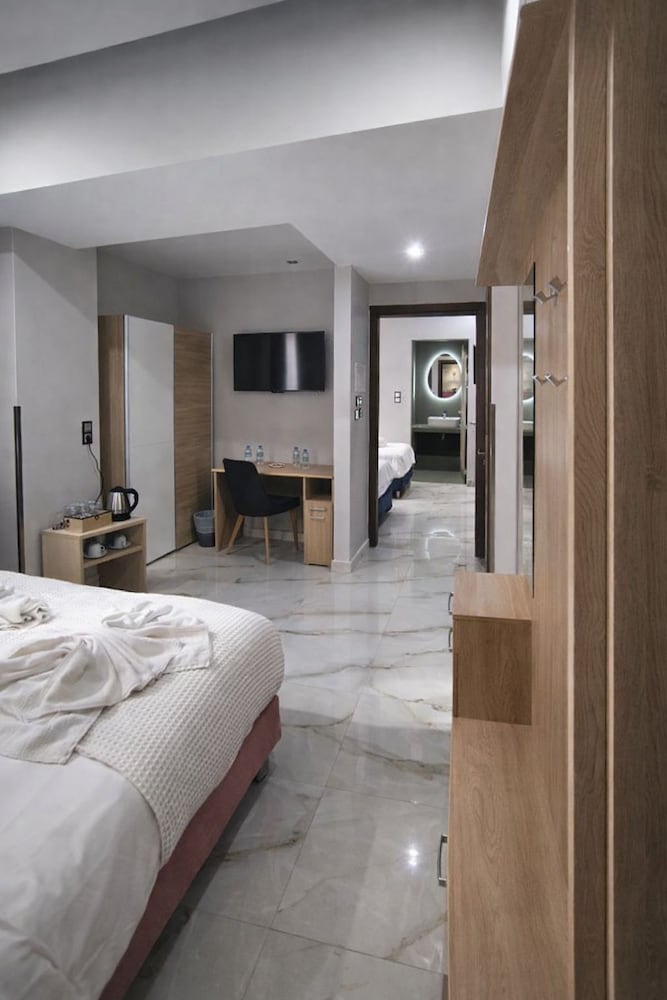 2 BEDROOMS, LUXURY, QUADRUPLE