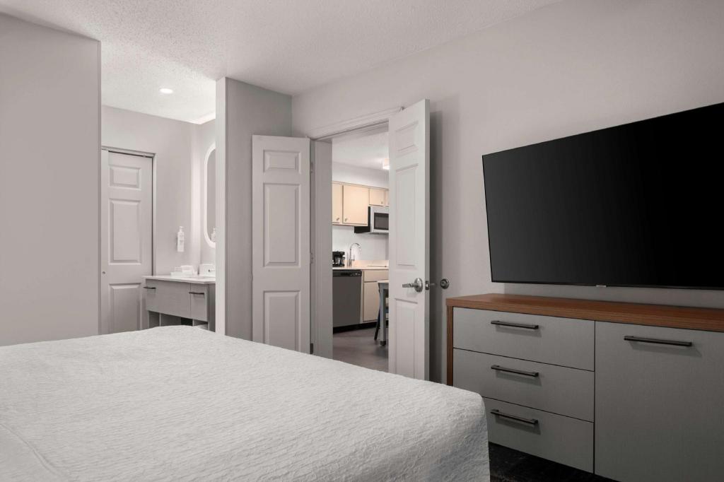 2 Bedrooms, Suite, 2 Double Beds, King Bed, 2 Bathrooms, Sofa