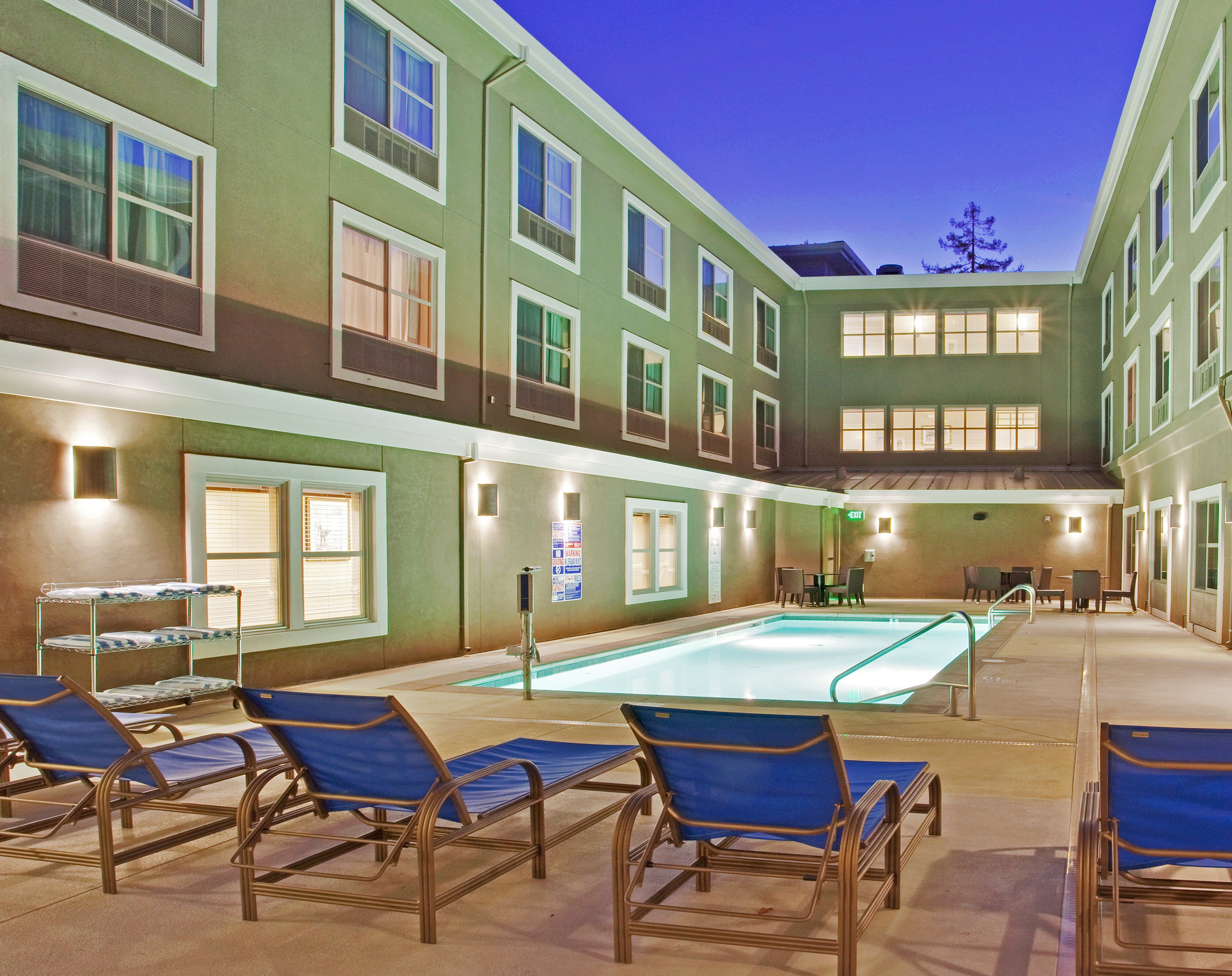 Holiday Inn Express Hotel Suites Santa Cruz 69/72