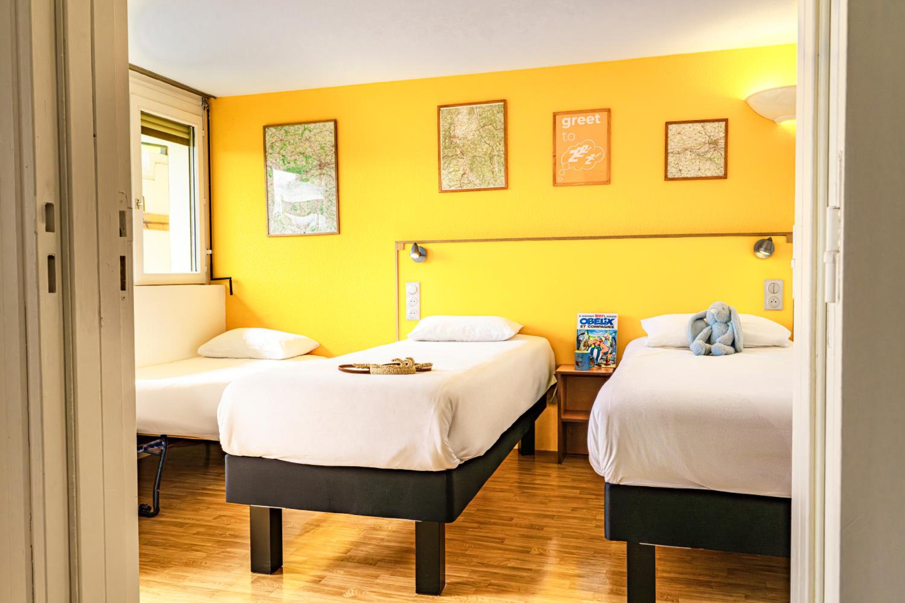 Pop, Family, 1 Queen and 3 Single Beds، greet Hotel Belleville en Beaujolais A6 8/10