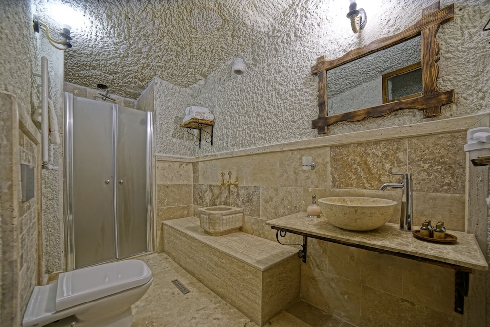 Risus Cave Suites 51/55