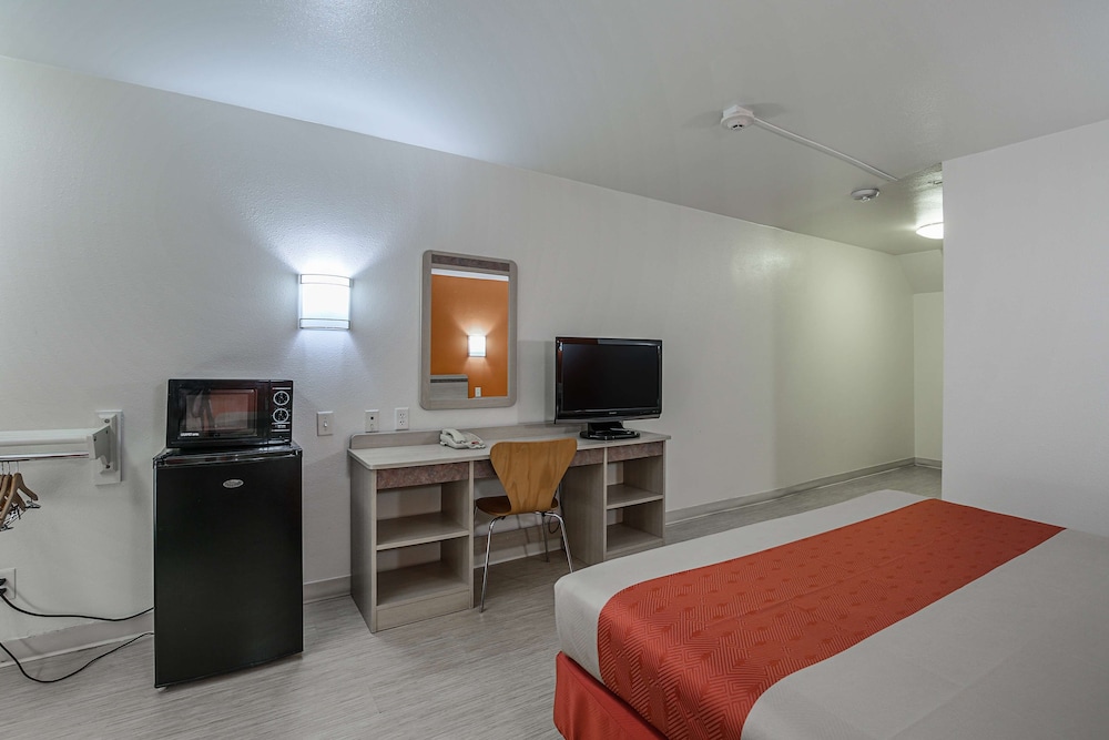 Deluxe, King Bed, Kitchenette, Motel6 Pasadena, TX 4/8