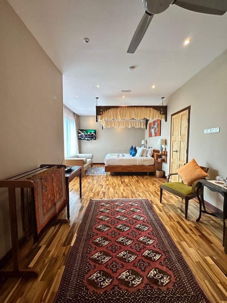 Ambong Pool Villas 7/50