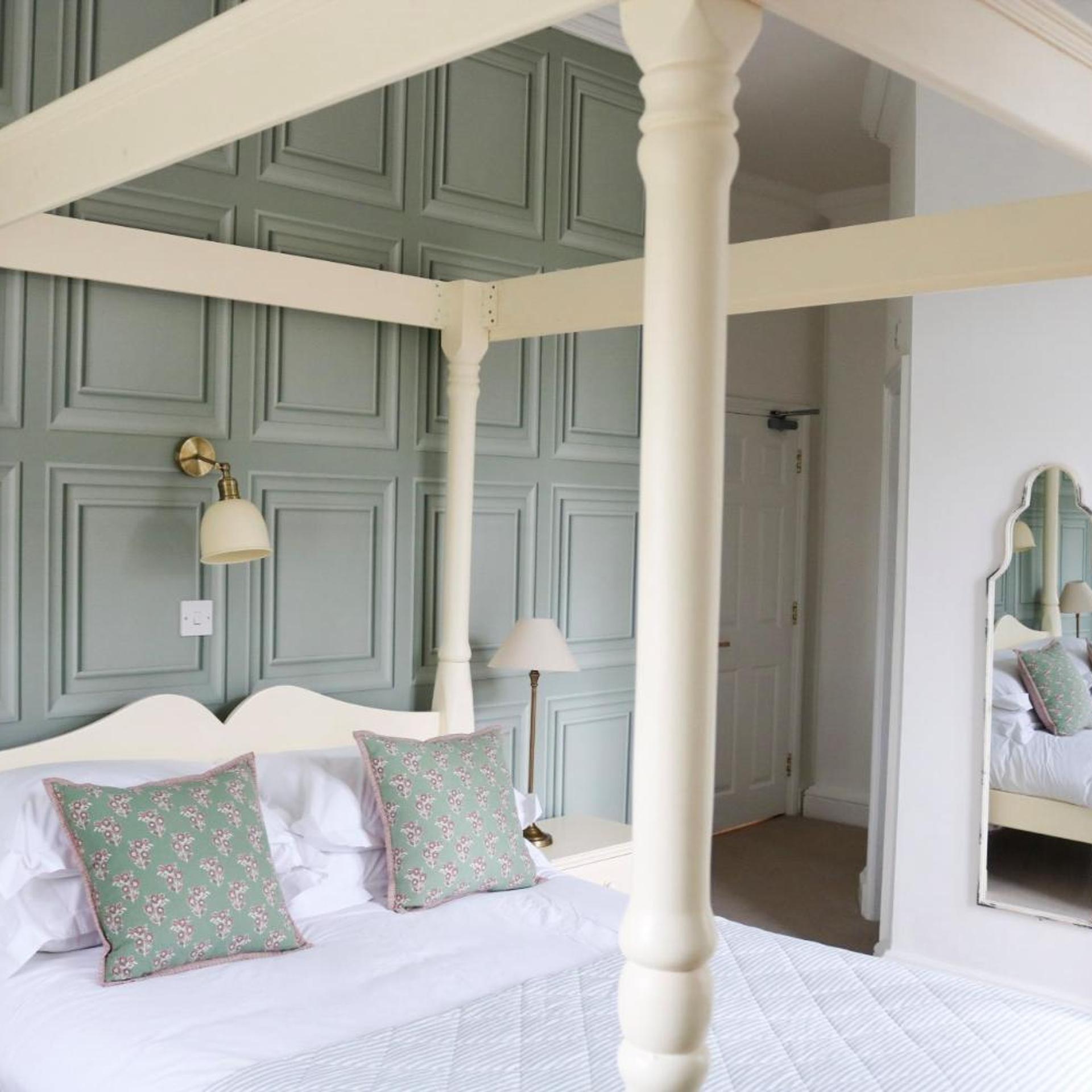 Four Poster, Classic, Superior 7/10