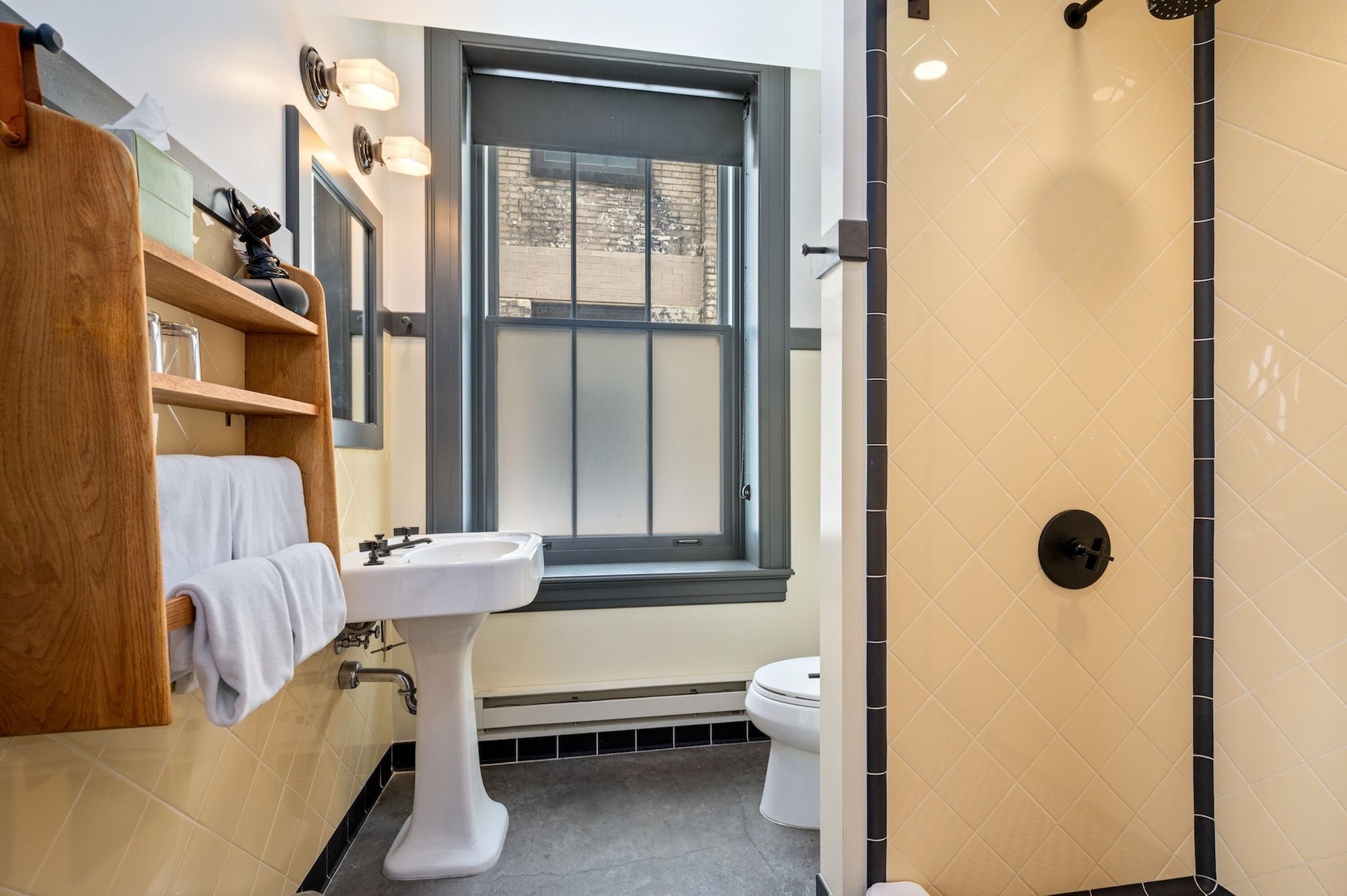 Deluxe, King Bed, The Maverick by Casa 3/5