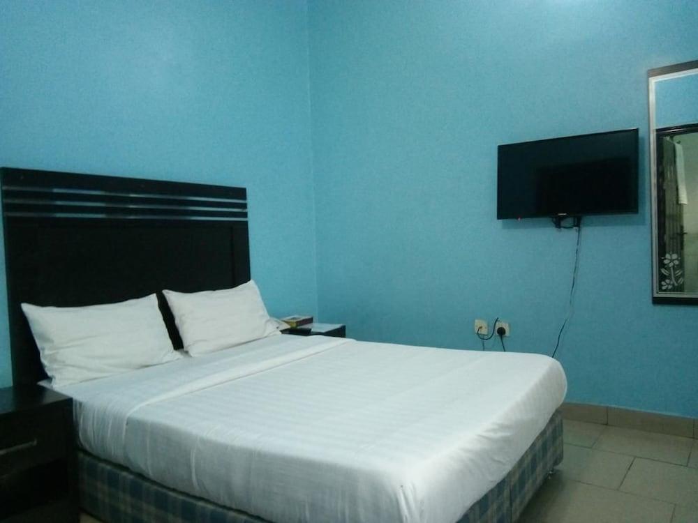 Jesuit Continental Suites 6/28
