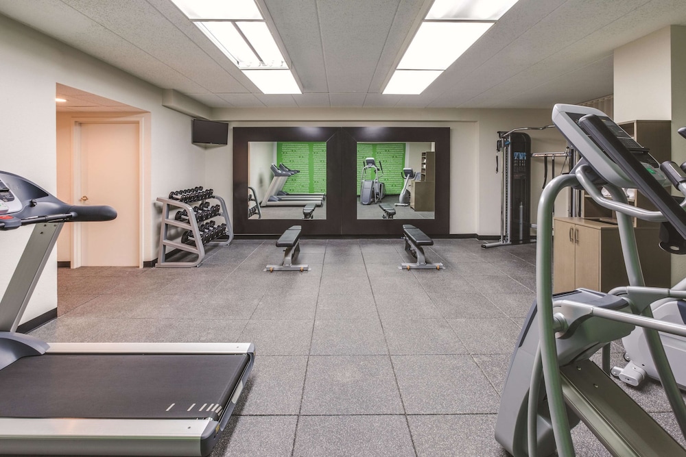 La Quinta Inn & Suites by Wyndham Philadelphia Airport 24/49