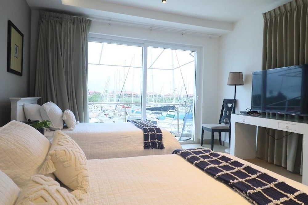 Marina Hotel at Shelter Bay 14/50