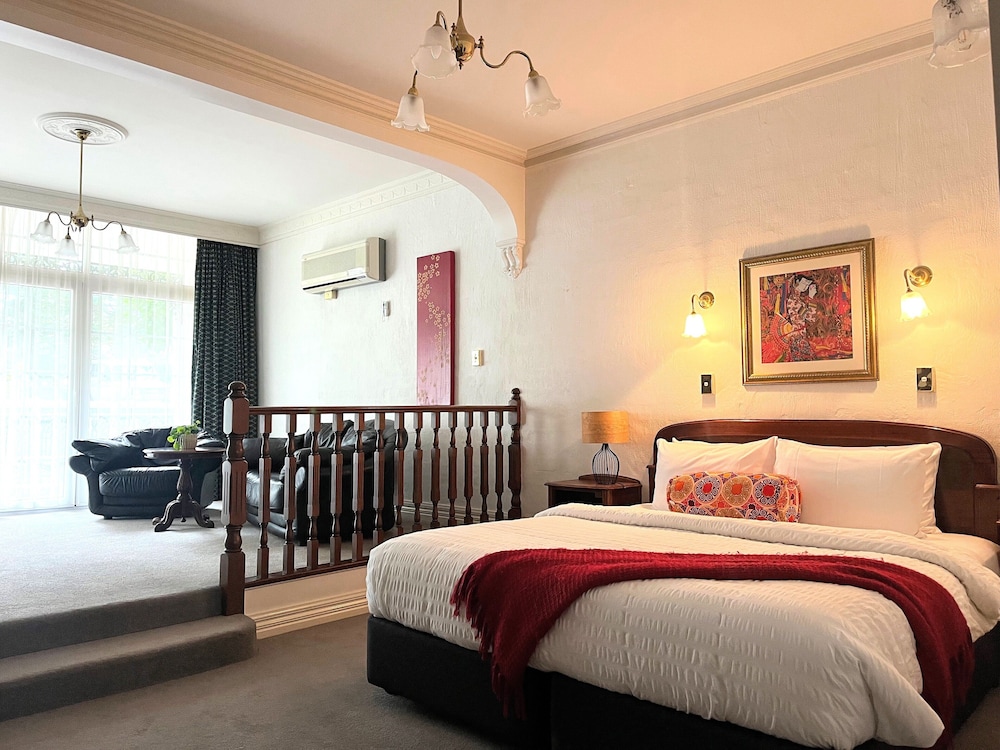 EXECUTIVE, SUITE