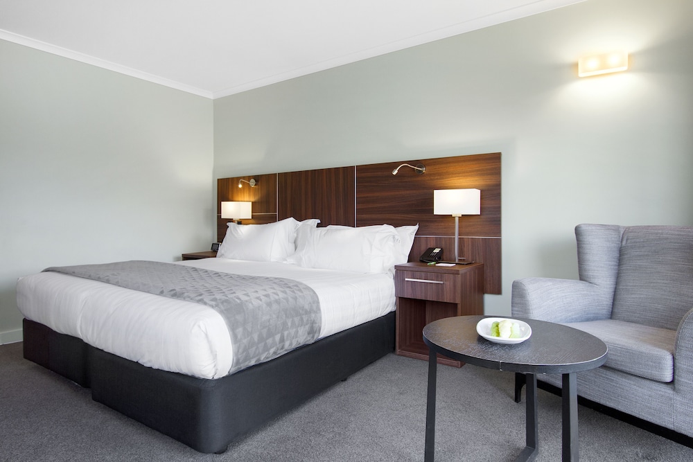 STANDARD, KING BED, LAKE VIEW