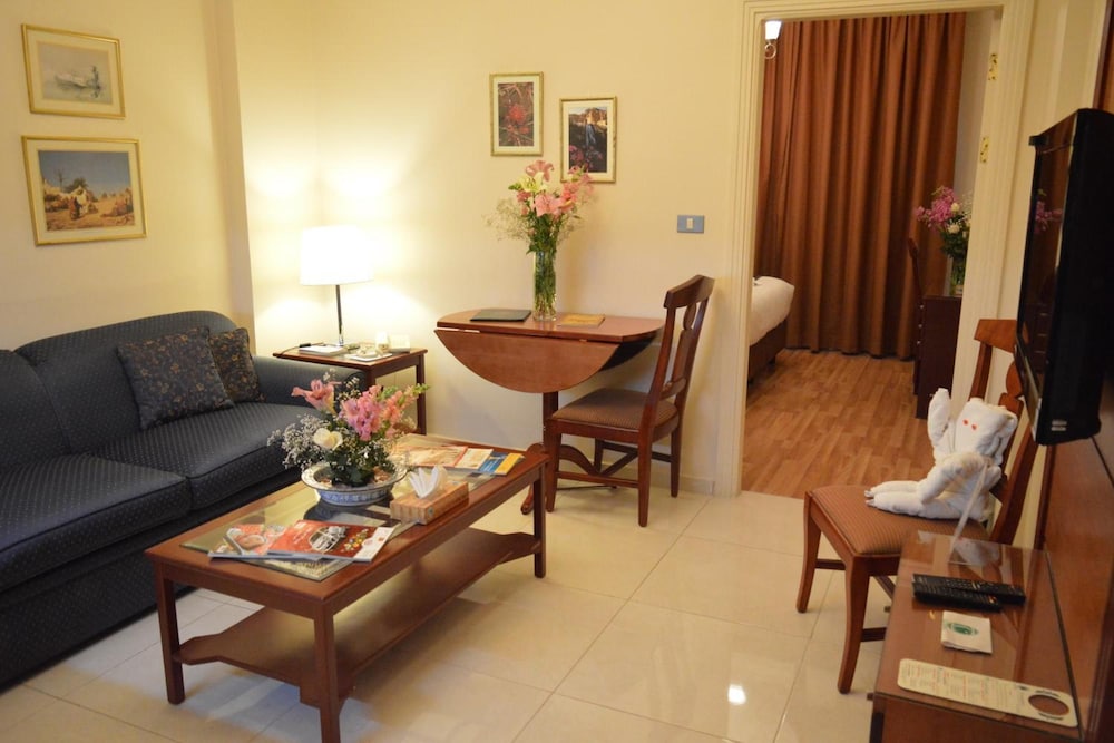 Comfort Hotel Suites 28/48