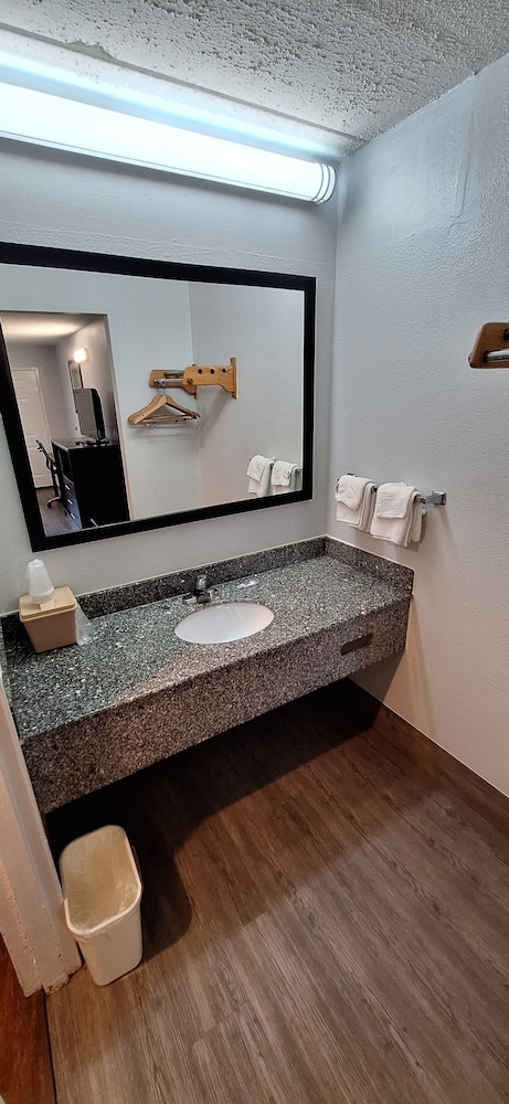 Motel6 Knoxville, TN - East 50/50