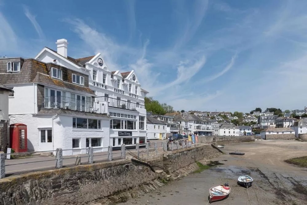 Ship and Castle Hotel 67/70