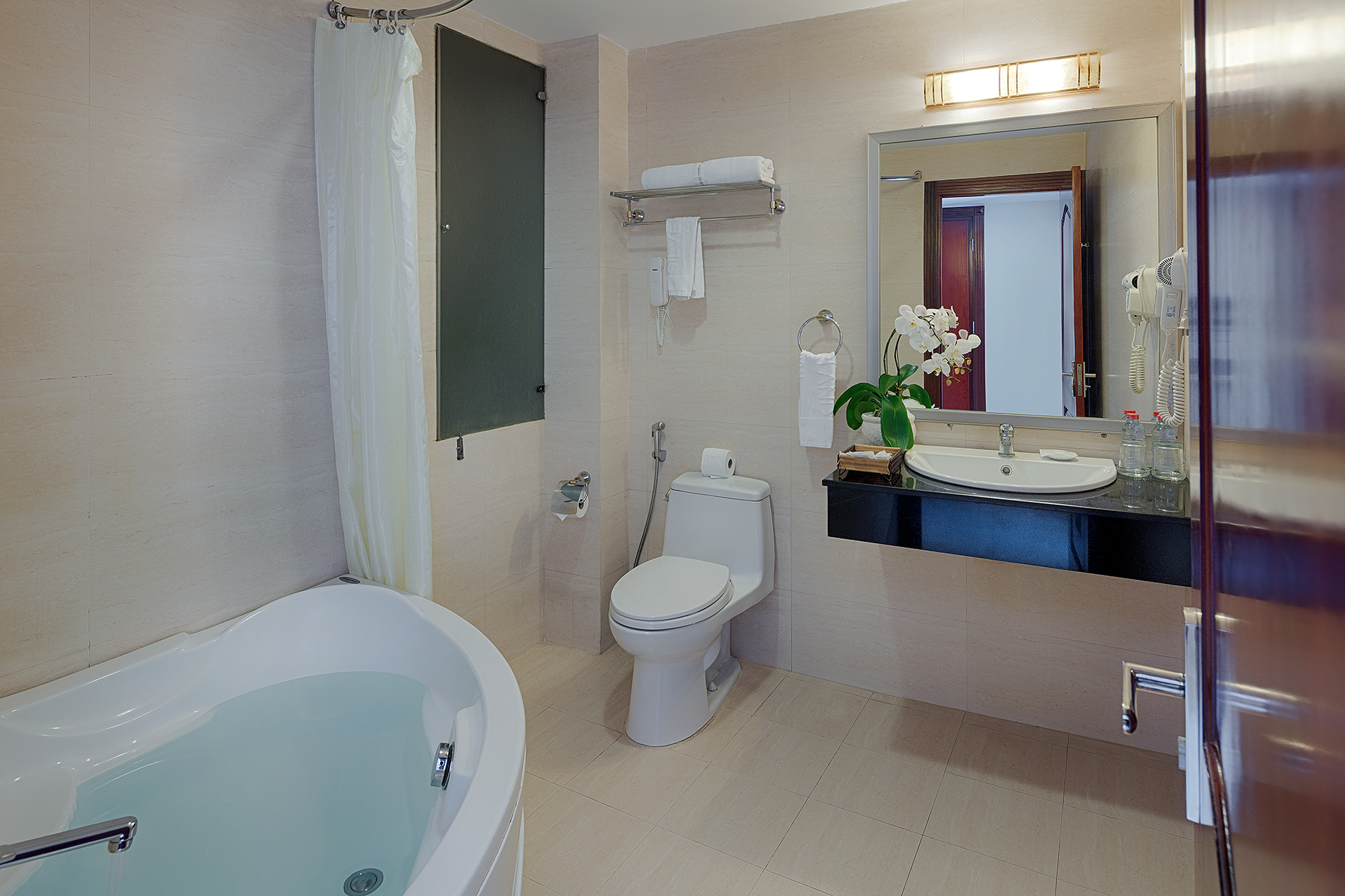 غرفة ديلوكس بسرير مزدوج أو سريرين منفصلين، Silverland Ben Thanh Hotel 8/9