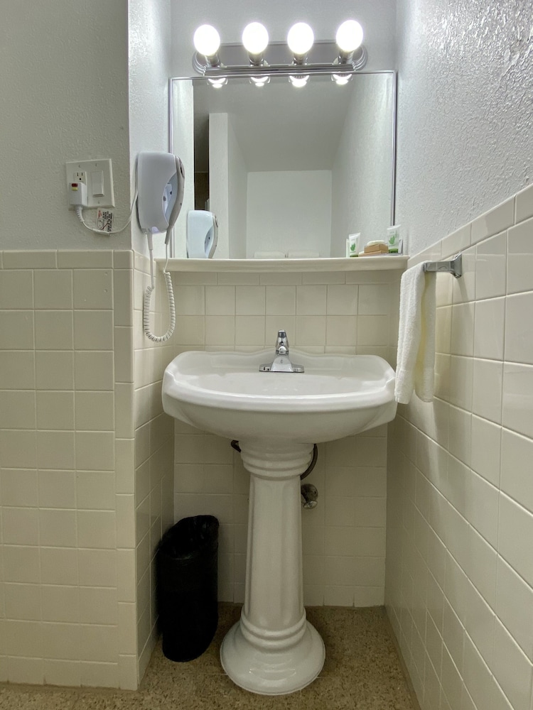 Geary Parkway Motel 57/72