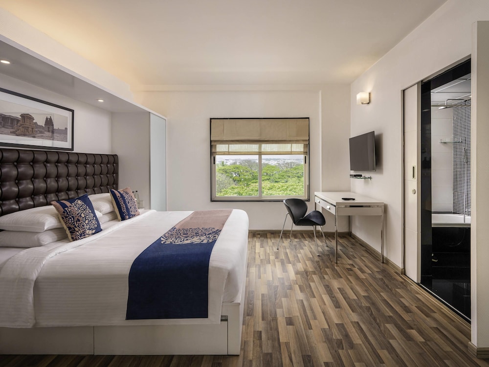 جناح بسريرين مزدوجين بشرفة بغرفتي نوم، Grand Mercure Bangalore An Accor Hotels Brand 2/10
