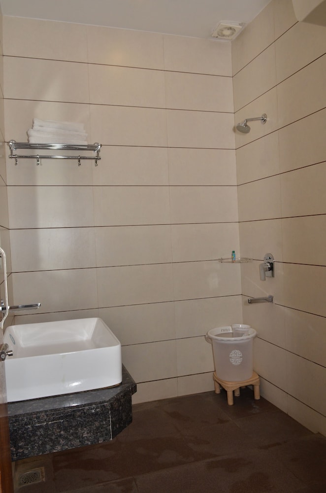 FabHotel KK Continental Albert Rd 20/42