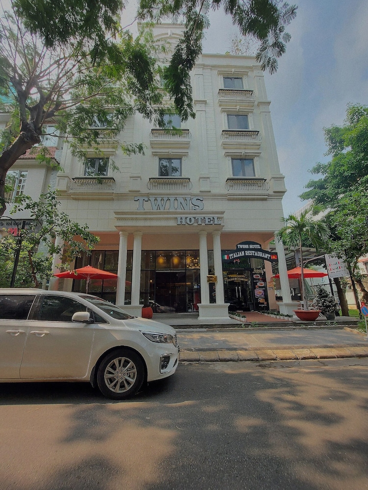 Twins Hotel 42/48