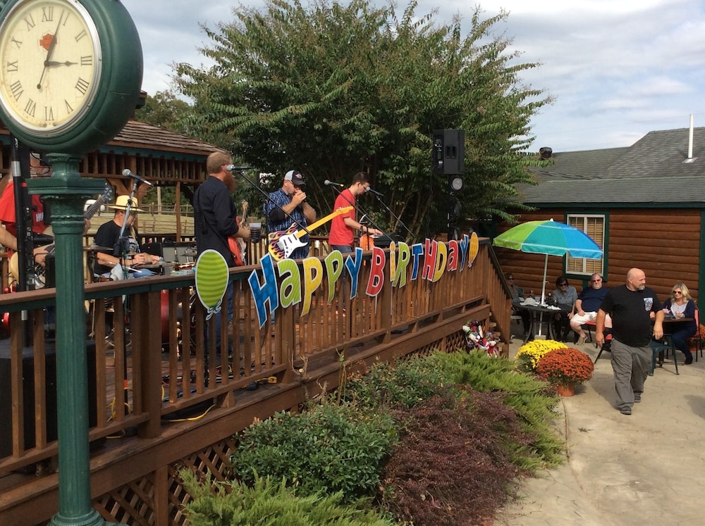 Bullwinkles Rustic Lodge 6/28