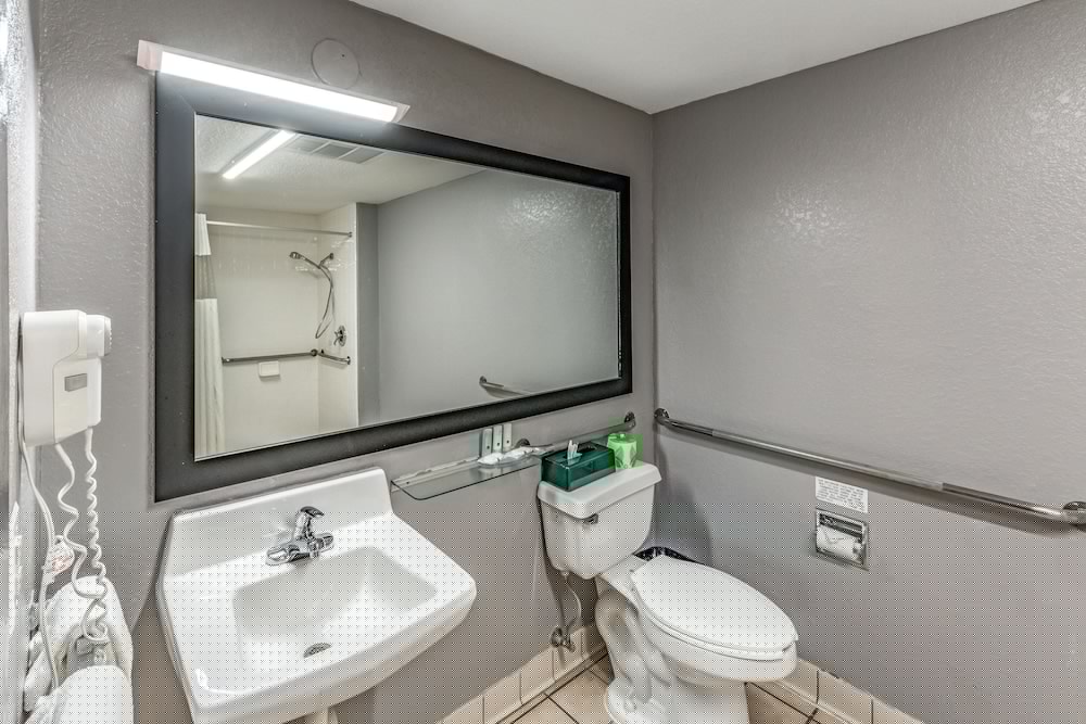 Quality Inn I-10 East near Frost Bank Center 12/42